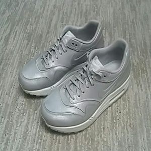 Nike Air Max 1 cut out premium wolf grey 8.5
